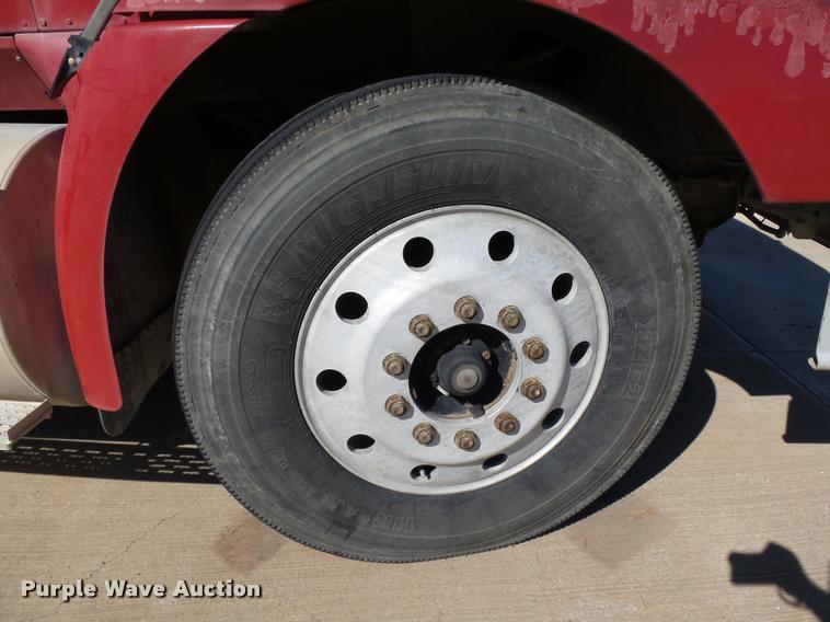 image for item DB4559 2001 International 9400i semi truck