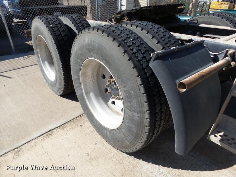 image for item DB4559 2001 International 9400i semi truck