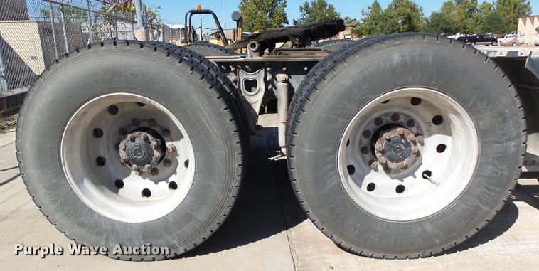 image for item DB4559 2001 International 9400i semi truck