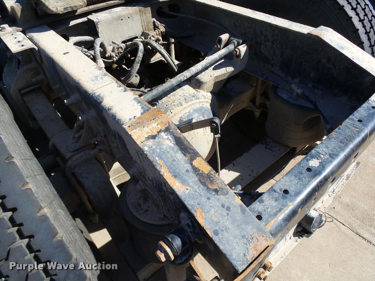 image for item DB4559 2001 International 9400i semi truck