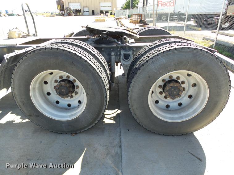 image for item DB4559 2001 International 9400i semi truck