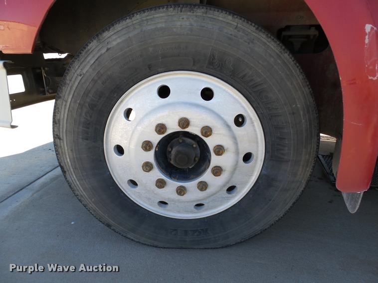 image for item DB4559 2001 International 9400i semi truck