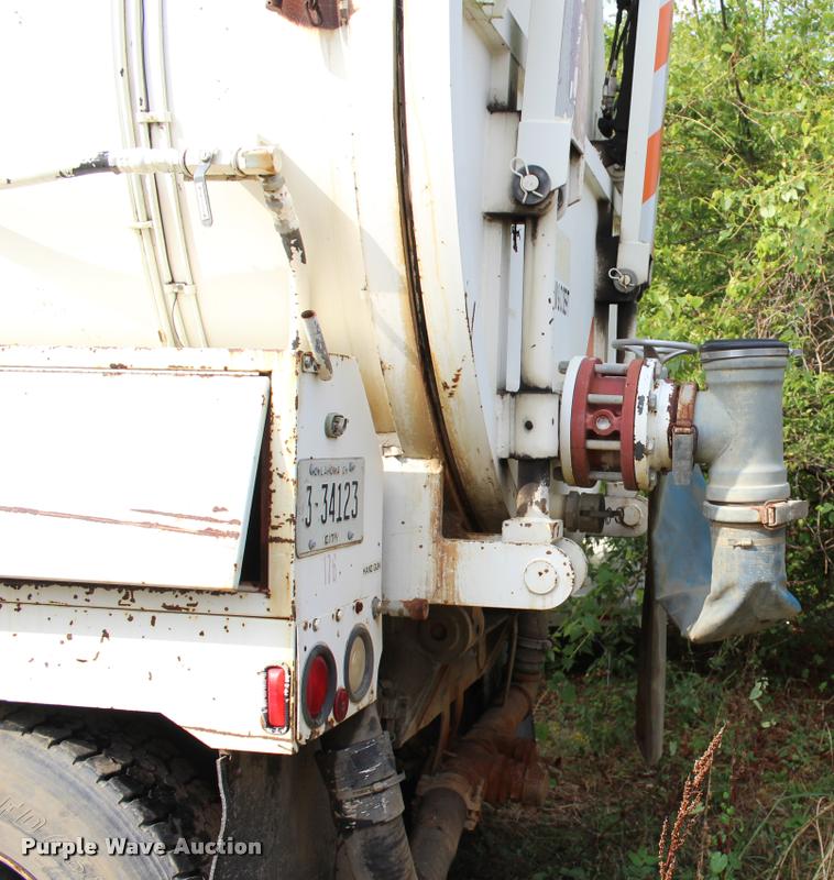 image for item J4361 1991 Ford LNT8000 vacuum truck