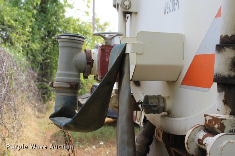 image for item J4361 1991 Ford LNT8000 vacuum truck