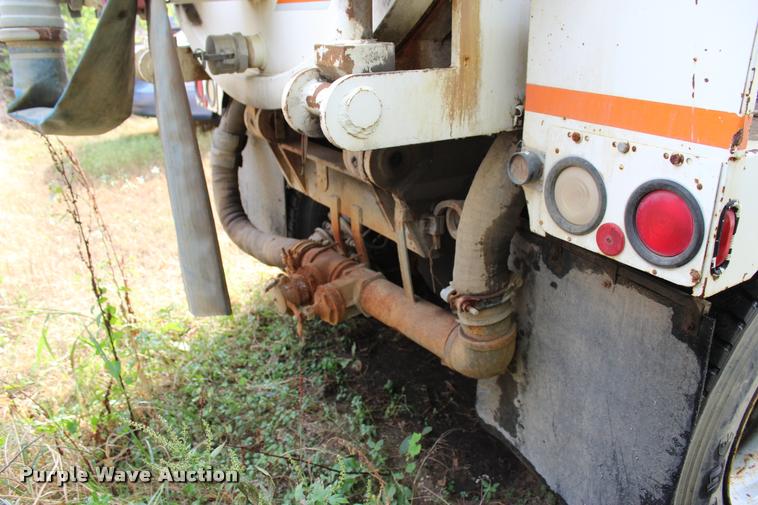 image for item J4361 1991 Ford LNT8000 vacuum truck