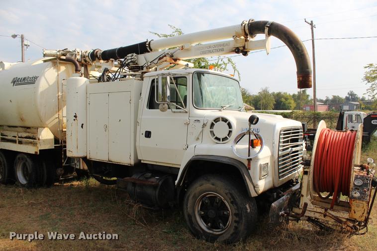 image for item J4361 1991 Ford LNT8000 vacuum truck