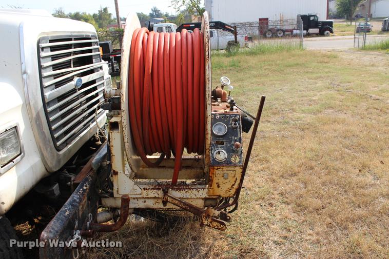 image for item J4361 1991 Ford LNT8000 vacuum truck