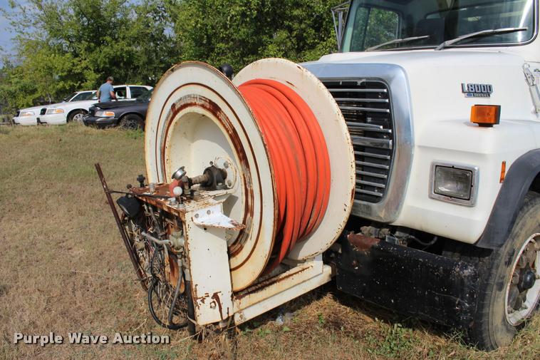 image for item J4361 1991 Ford LNT8000 vacuum truck