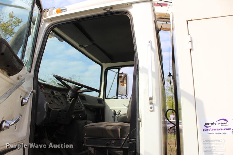 image for item J4361 1991 Ford LNT8000 vacuum truck