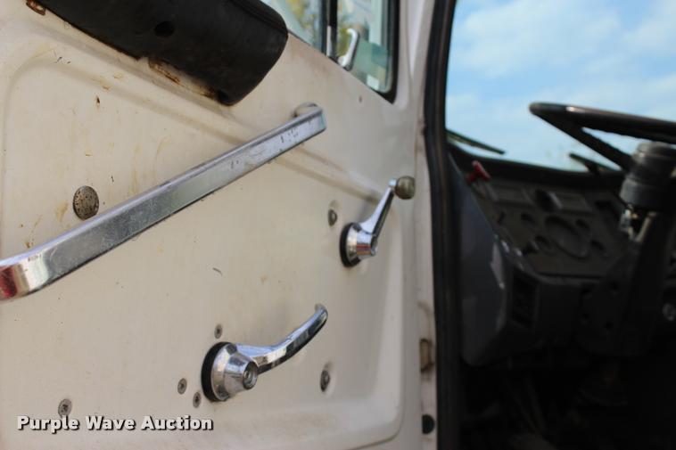 image for item J4361 1991 Ford LNT8000 vacuum truck