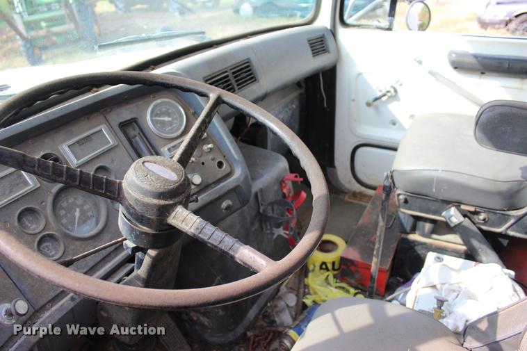 image for item J4361 1991 Ford LNT8000 vacuum truck