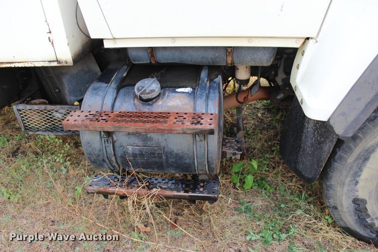 image for item J4361 1991 Ford LNT8000 vacuum truck