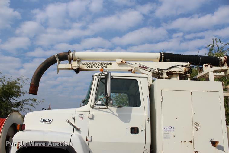 image for item J4361 1991 Ford LNT8000 vacuum truck