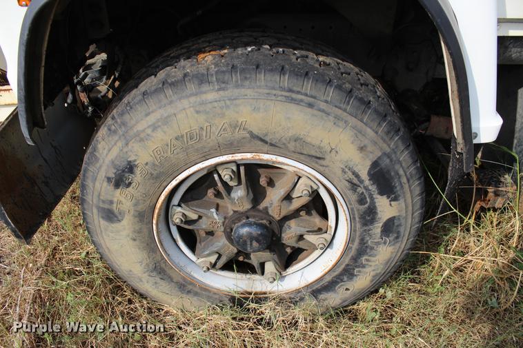 image for item J4361 1991 Ford LNT8000 vacuum truck