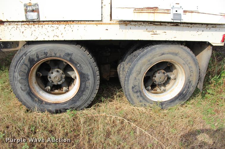 image for item J4361 1991 Ford LNT8000 vacuum truck