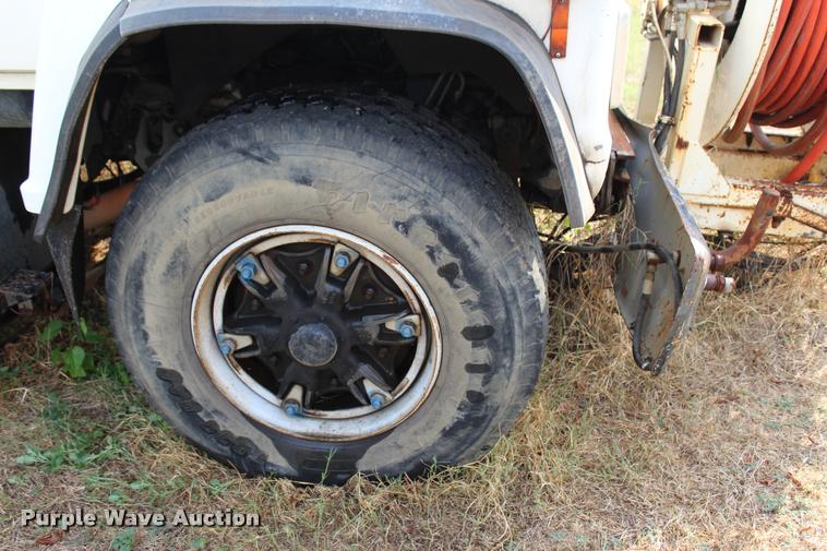 image for item J4361 1991 Ford LNT8000 vacuum truck