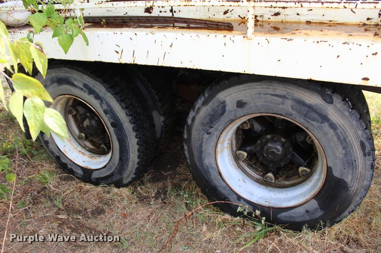 image for item J4361 1991 Ford LNT8000 vacuum truck