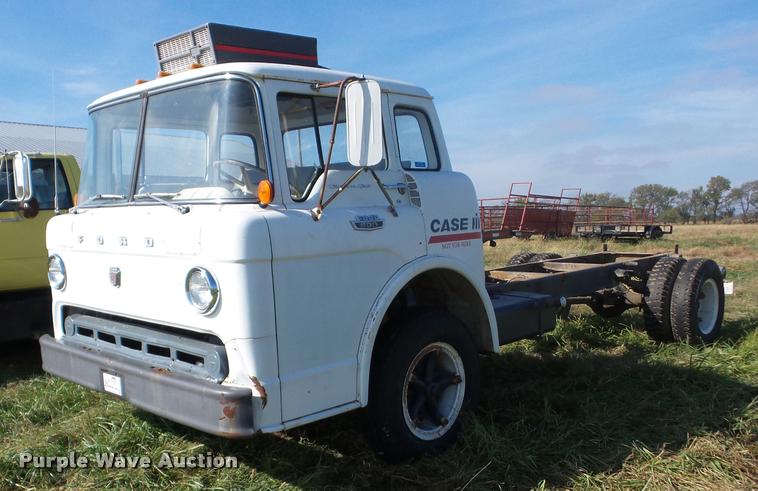 image for item J8709 1966 Ford C600 truck cab and chassis