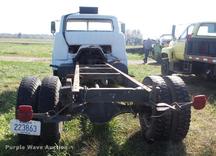 image for item J8709 1966 Ford C600 truck cab and chassis