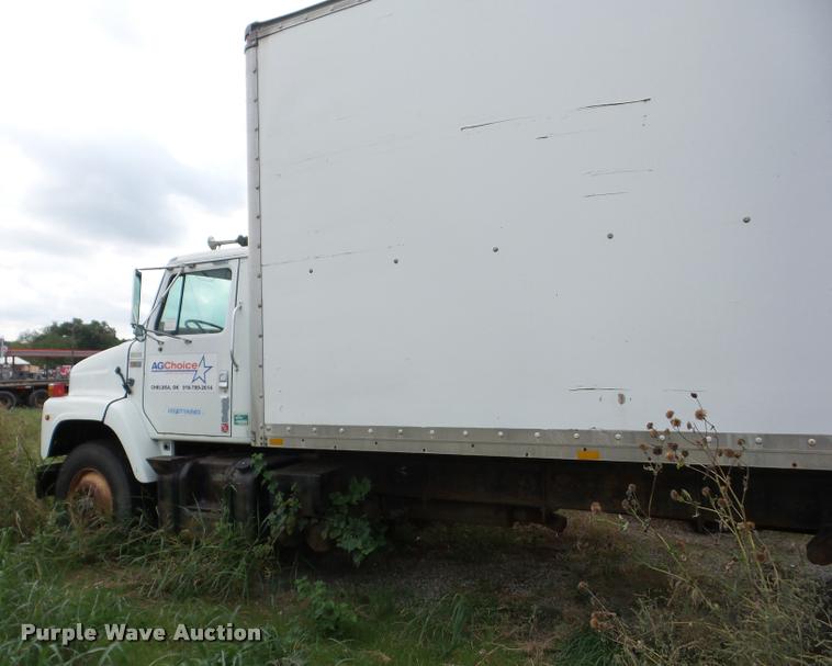image for item J8723 1989 International S2300 box truck