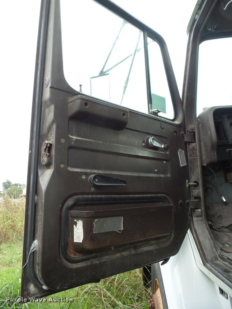 image for item J8723 1989 International S2300 box truck