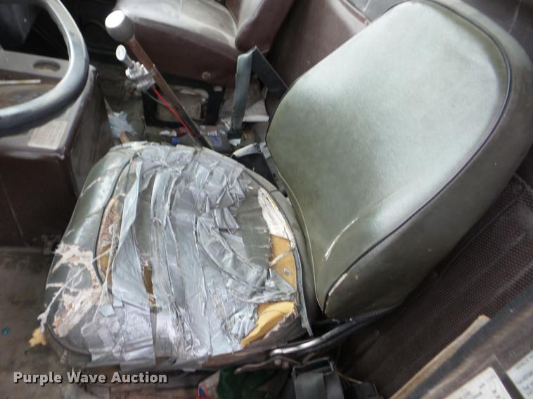 image for item J8723 1989 International S2300 box truck