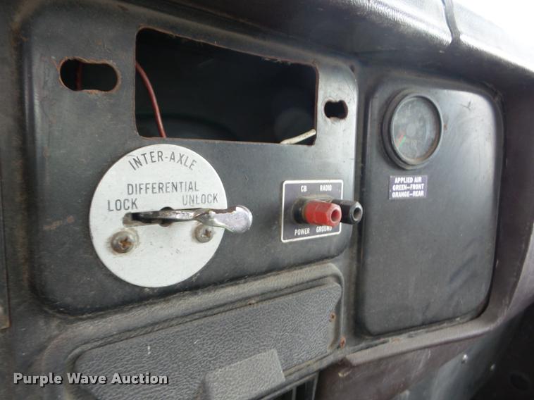 image for item J8723 1989 International S2300 box truck