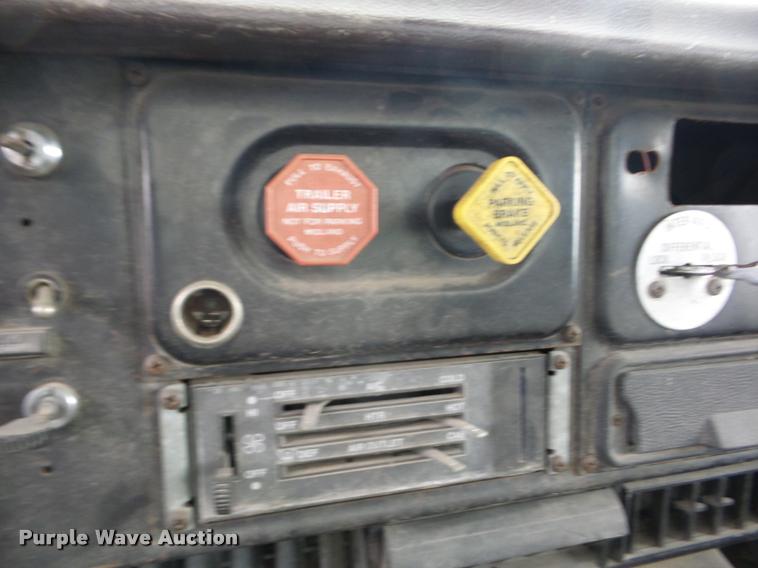 image for item J8723 1989 International S2300 box truck