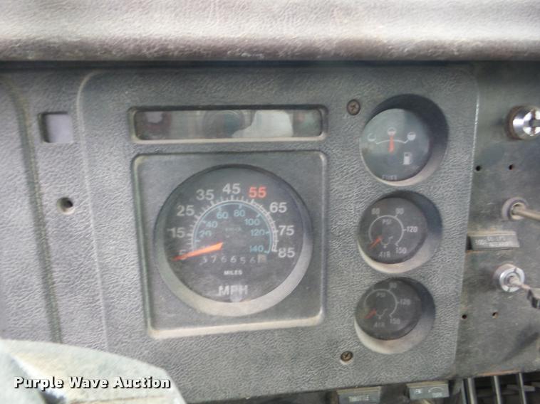 image for item J8723 1989 International S2300 box truck