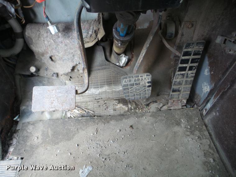 image for item J8723 1989 International S2300 box truck