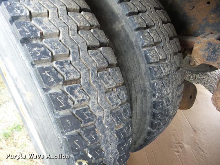 image for item J8723 1989 International S2300 box truck