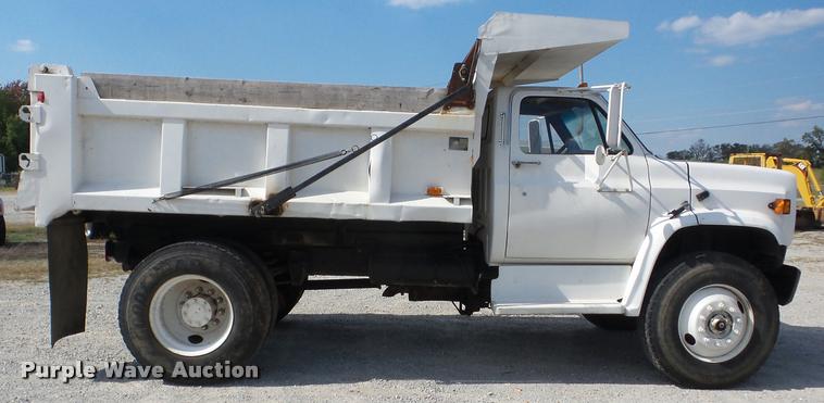image for item J8728 1988 GMC TopKick C70 dump truck