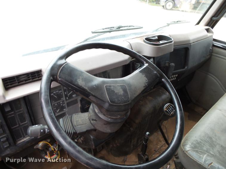 image for item K1045 1996 International 4700 box truck