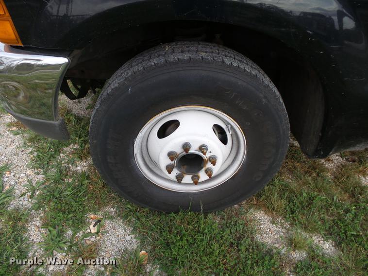 image for item K1055 2000 Ford F350 Super Duty Crew Cab flatbed pickup truck