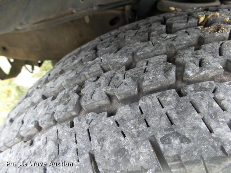 image for item K1055 2000 Ford F350 Super Duty Crew Cab flatbed pickup truck