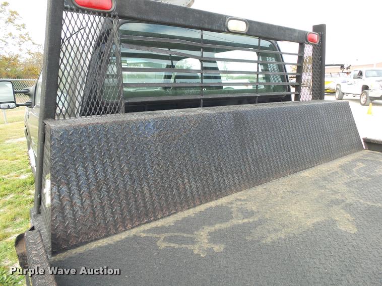 image for item K1055 2000 Ford F350 Super Duty Crew Cab flatbed pickup truck