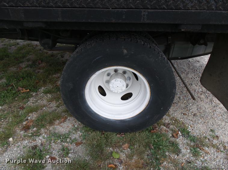 image for item K1055 2000 Ford F350 Super Duty Crew Cab flatbed pickup truck