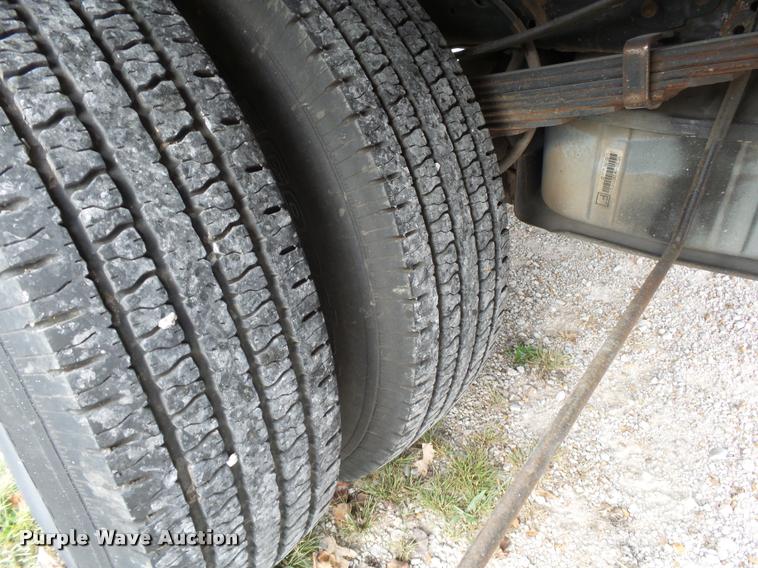 image for item K1055 2000 Ford F350 Super Duty Crew Cab flatbed pickup truck