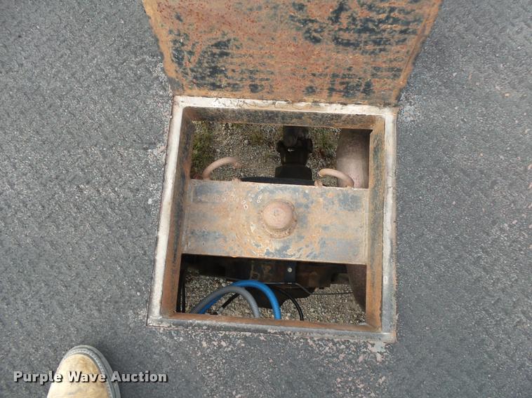 image for item K1055 2000 Ford F350 Super Duty Crew Cab flatbed pickup truck