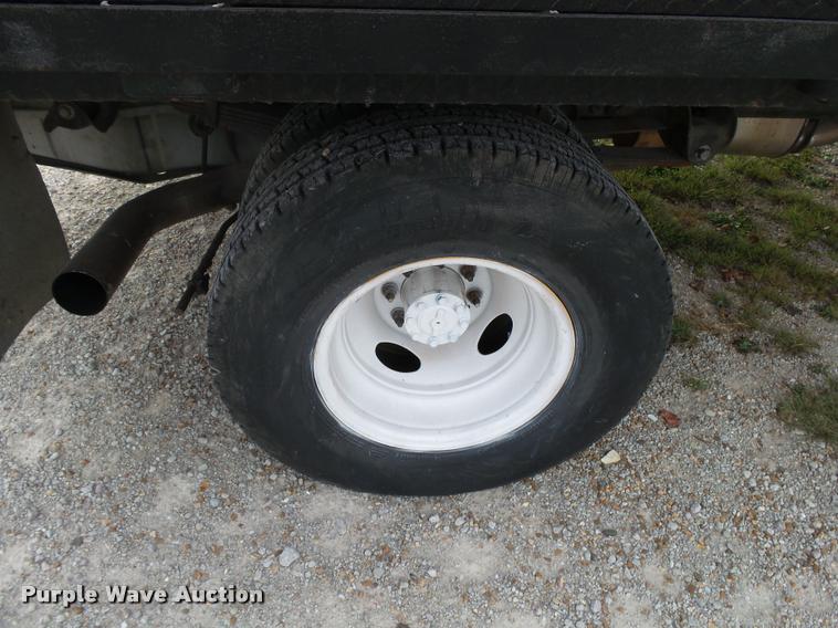 image for item K1055 2000 Ford F350 Super Duty Crew Cab flatbed pickup truck