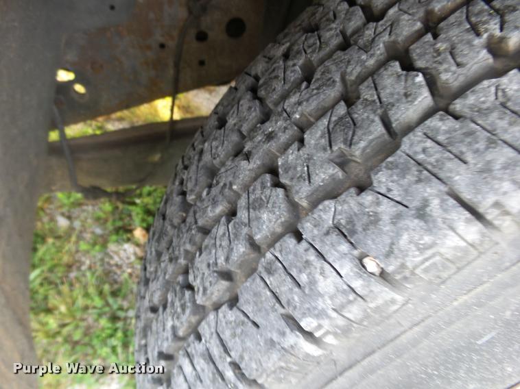 image for item K1055 2000 Ford F350 Super Duty Crew Cab flatbed pickup truck