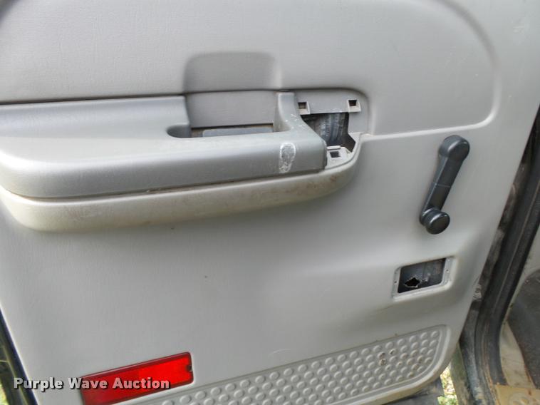 image for item K1055 2000 Ford F350 Super Duty Crew Cab flatbed pickup truck