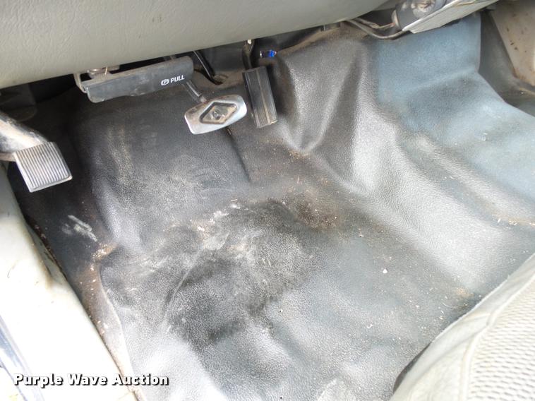 image for item K1055 2000 Ford F350 Super Duty Crew Cab flatbed pickup truck