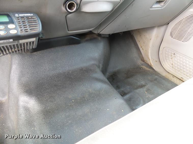 image for item K1055 2000 Ford F350 Super Duty Crew Cab flatbed pickup truck