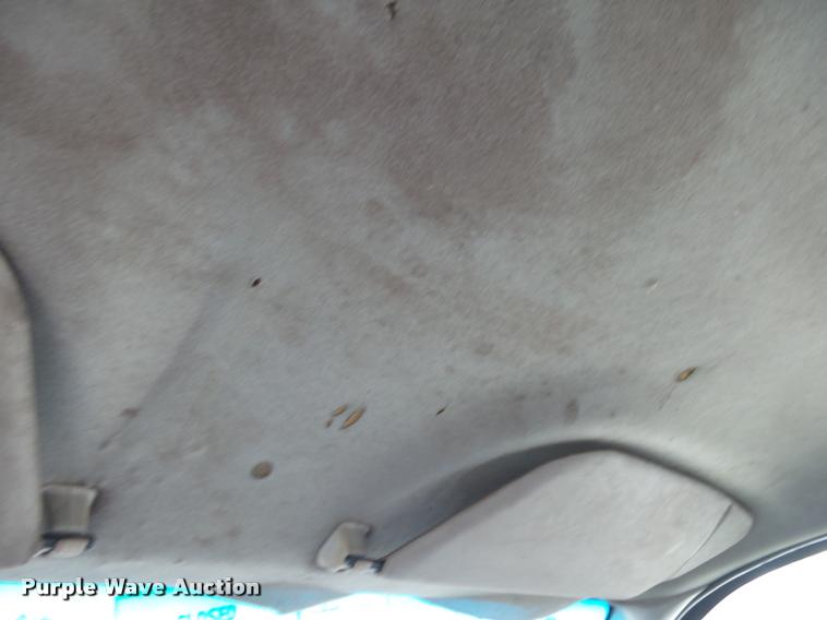 image for item K1055 2000 Ford F350 Super Duty Crew Cab flatbed pickup truck