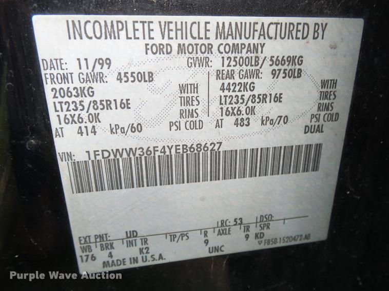 image for item K1055 2000 Ford F350 Super Duty Crew Cab flatbed pickup truck