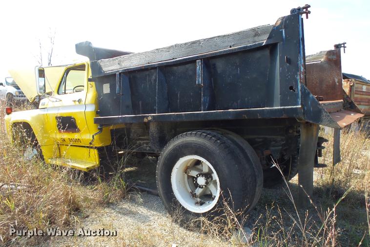 image for item K1062 1979 Ford F800 dump truck