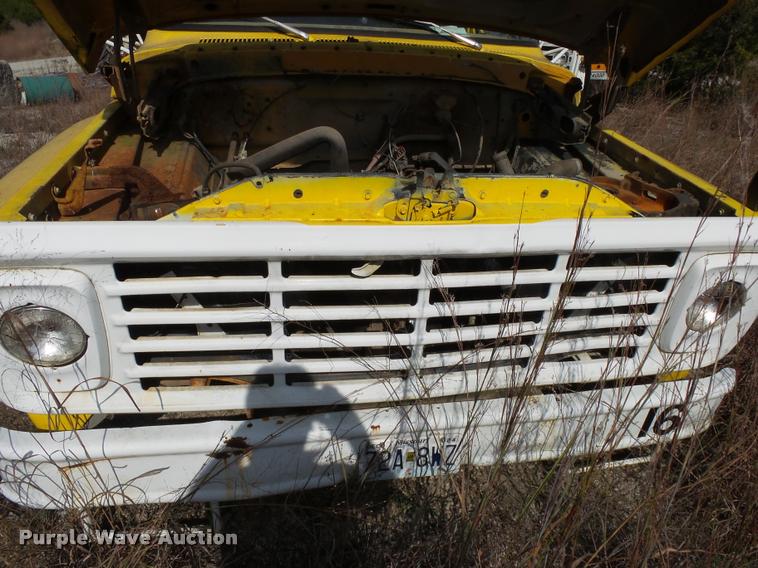 image for item K1062 1979 Ford F800 dump truck