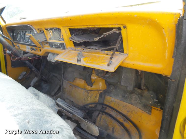 image for item K1062 1979 Ford F800 dump truck