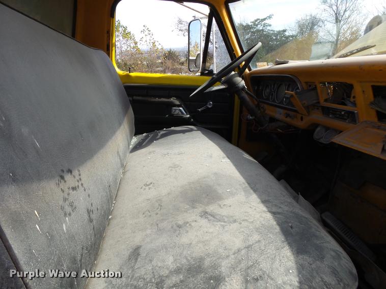 image for item K1062 1979 Ford F800 dump truck